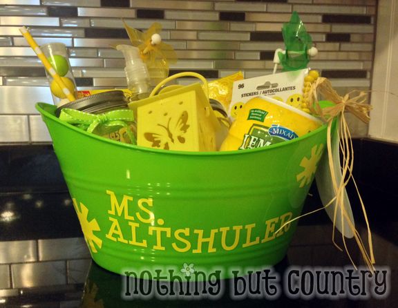 Basket of sunshine - End of the year teacher gift - printable tag | NothingButCountry.com